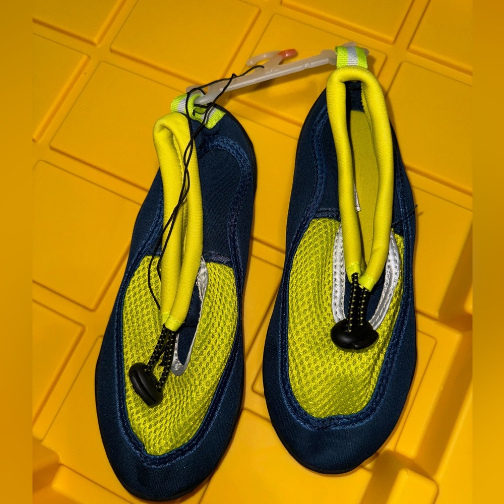 West loop water Shoes boys size 13/1